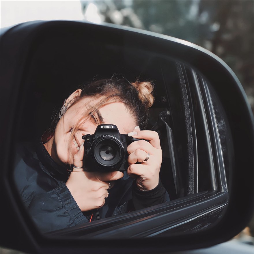 Inna haciendo una foto con su cámara